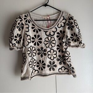 Solitaire Anthropologie Black and Ivory Crochet Flowers Top Puff Sleeves Medium